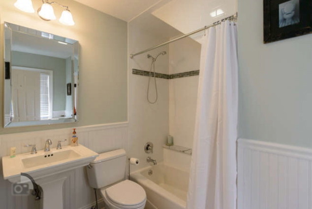 Источник вдохновения для домашнего уюта: ванная комната среднего размера в классическом стиле с раковиной с пьедесталом, угловой ванной, душем над ванной, раздельным унитазом, белой плиткой, керамической плиткой, зелеными стенами и полом из керамической плитки