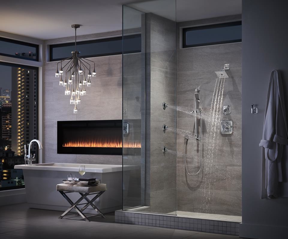 На фото: ванная комната в современном стиле с отдельно стоящей ванной, душем в нише, полом из керамогранита, серым полом и открытым душем с