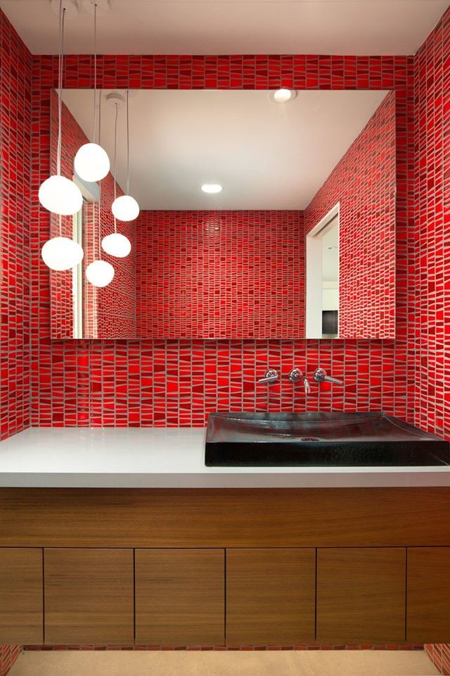 Réalisation d'une salle de bain design en bois foncé avec un placard à porte plane, un carrelage rouge, mosaïque, un mur rouge, une vasque et un plan de toilette en quartz.