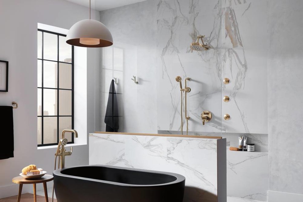 Idee per una stanza da bagno minimal con vasca freestanding, doccia aperta, piastrelle di marmo e doccia aperta