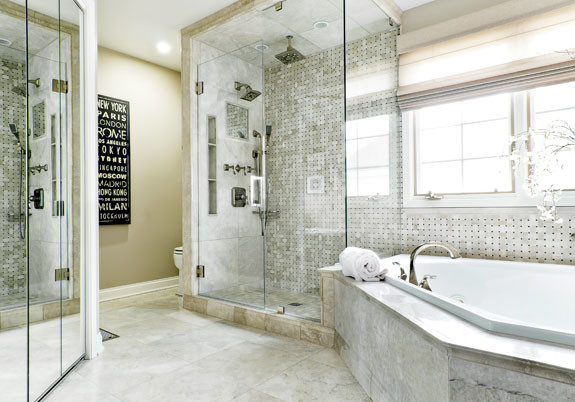 Réalisation d'une grande salle de bain principale design avec une baignoire posée, une douche double, un carrelage noir et blanc, un carrelage gris, mosaïque, un mur beige et un sol en carrelage de céramique.