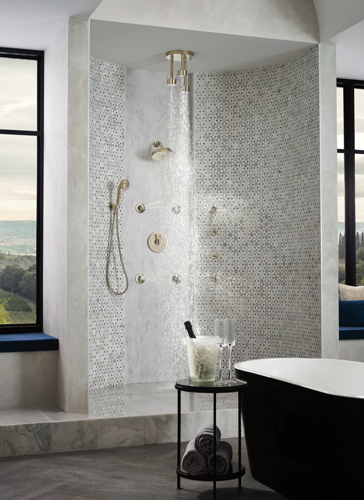 Exemple d'une grande douche en alcôve chic avec une baignoire indépendante, un carrelage gris, un carrelage blanc, un carrelage de pierre, un mur blanc, un sol en marbre et aucune cabine.