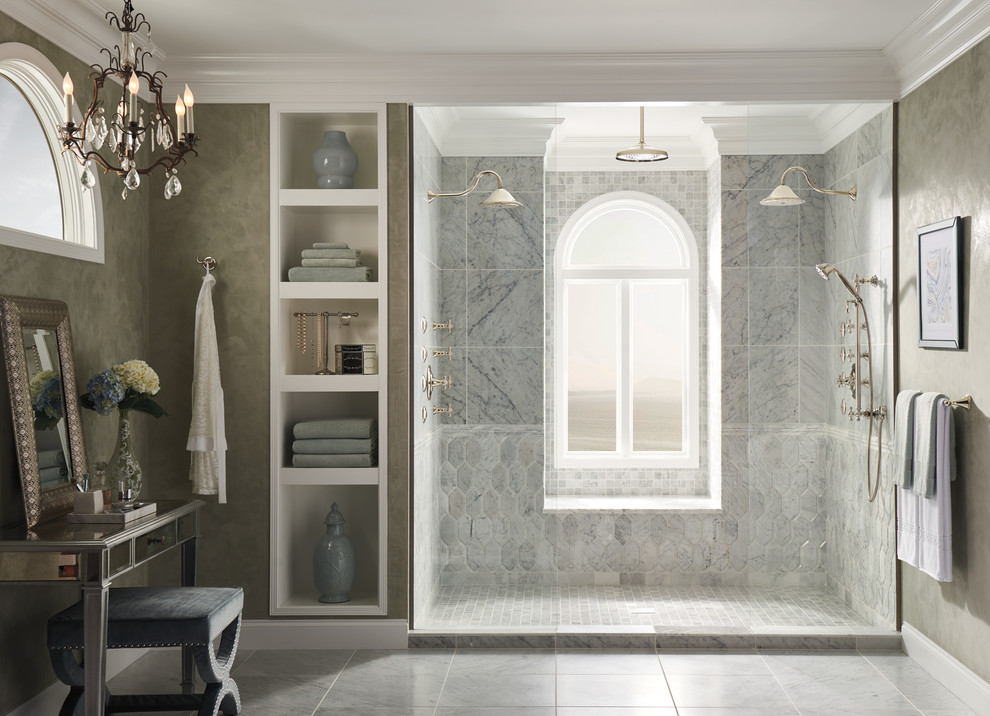 Klassisches Badezimmer mit Duschnische, grauen Fliesen, weißen Fliesen, Steinfliesen, beiger Wandfarbe, Marmorboden und offener Dusche in Sonstige