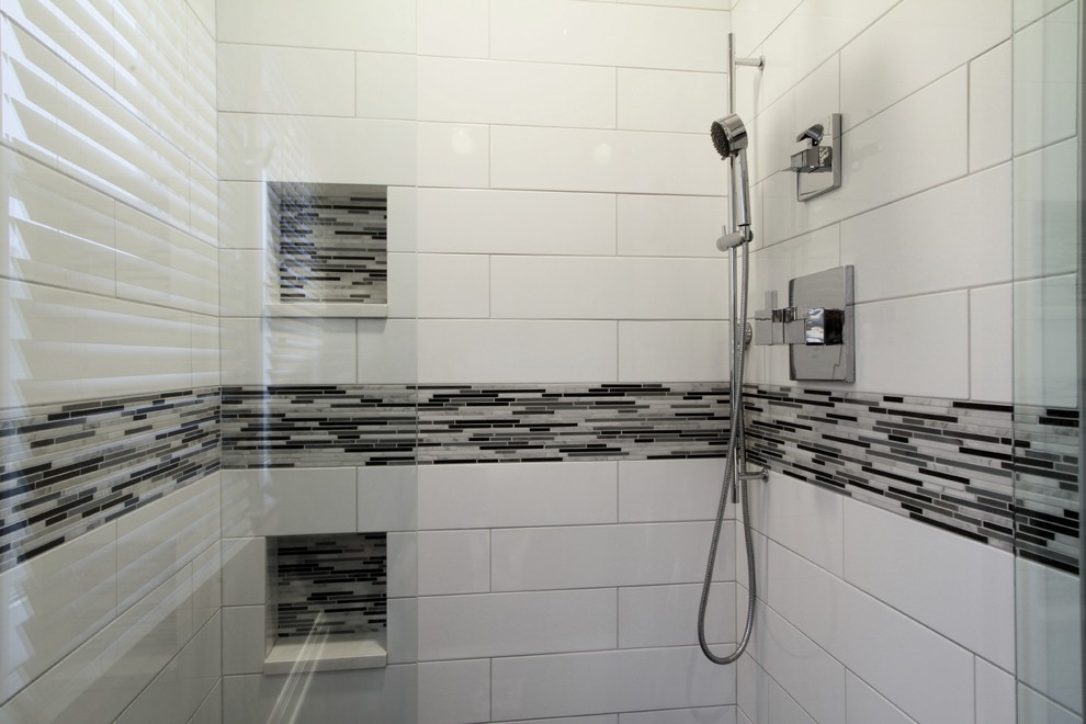 Idéer för att renovera ett funkis badrum, med en dusch i en alkov, vit kakel och porslinskakel