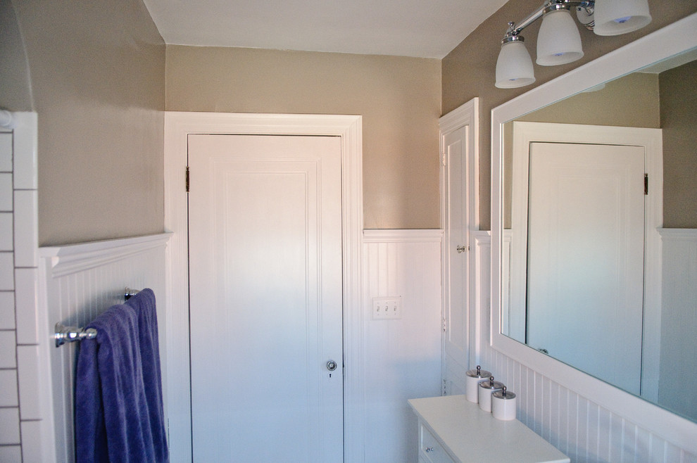 Exemple d'une petite salle de bain rétro avec un lavabo de ferme, un placard à porte plane, des portes de placard blanches, une baignoire posée, un combiné douche/baignoire, un carrelage blanc, des carreaux de céramique et un sol en marbre.