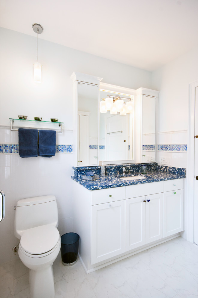 Idée de décoration pour une petite salle de bain principale marine avec un lavabo encastré, un placard à porte shaker, des portes de placard blanches, un plan de toilette en quartz modifié, WC à poser, un carrelage blanc, des carreaux de porcelaine, un mur blanc, un sol en carrelage de porcelaine et un plan de toilette bleu.