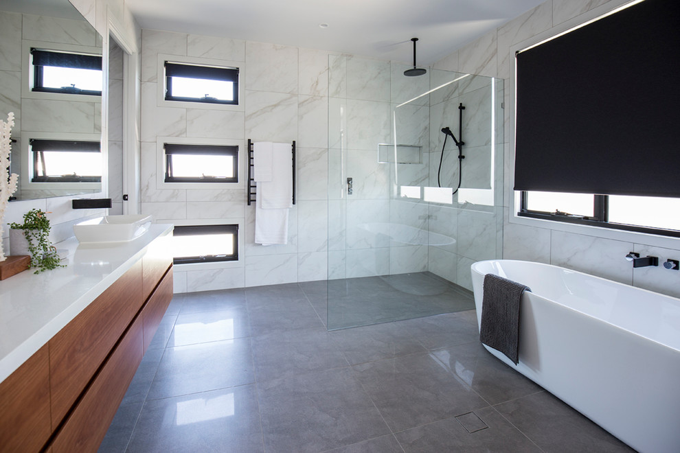 Großes Modernes Badezimmer En Suite in Gold Coast - Tweed
