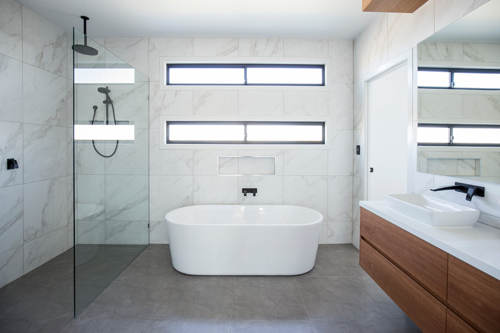 Idées déco pour une grande salle de bain principale contemporaine en bois brun avec un placard à porte plane, une baignoire indépendante, une douche ouverte, un carrelage blanc, un mur blanc, une vasque et aucune cabine.