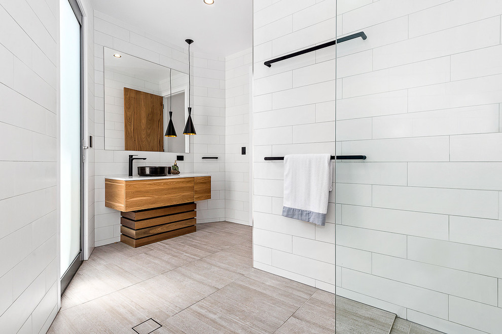 Bild på ett stort funkis en-suite badrum, med släta luckor, en öppen dusch, vit kakel, porslinskakel, vita väggar, klinkergolv i porslin, ett fristående handfat, beiget golv och med dusch som är öppen