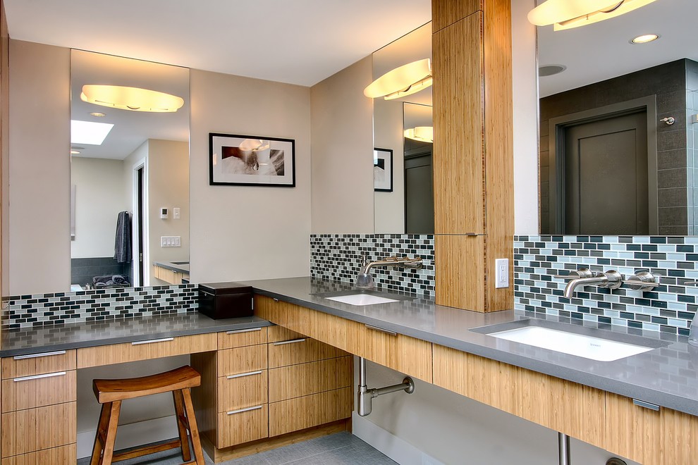 Imagen de cuarto de baño contemporáneo con armarios con paneles lisos, puertas de armario de madera clara y baldosas y/o azulejos en mosaico