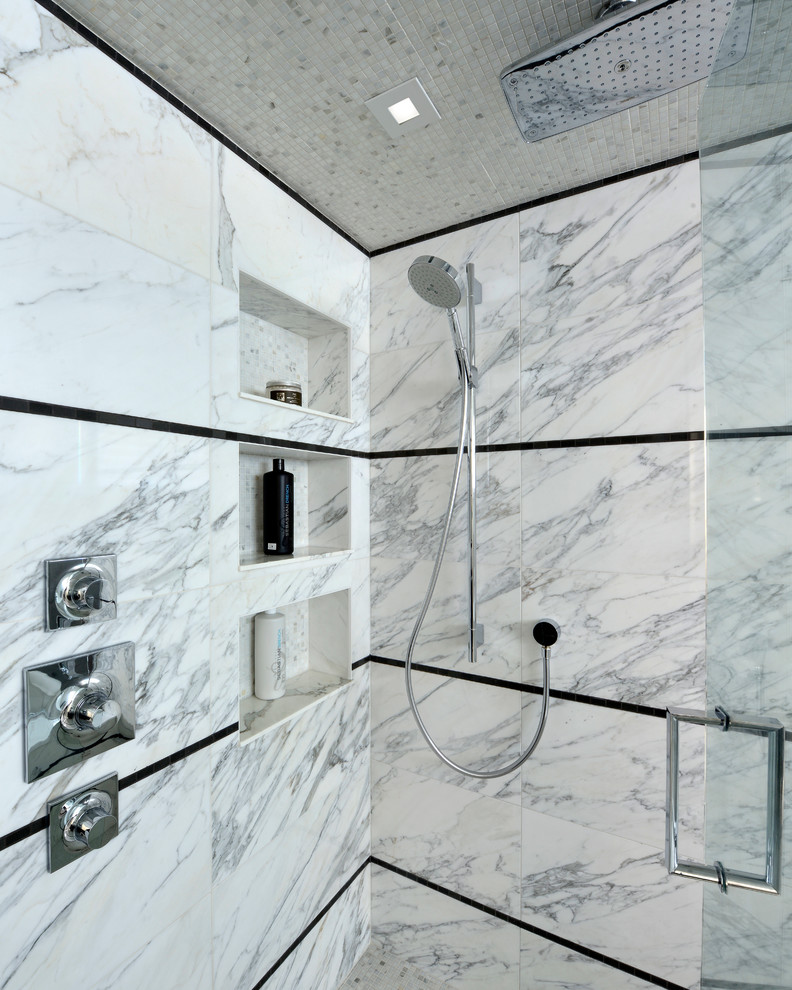 Example of a transitional bathroom design in Toronto