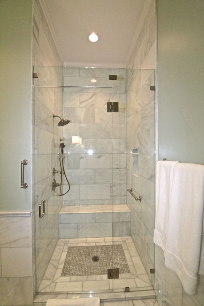 Inspiration för mellanstora klassiska badrum med dusch, med luckor med profilerade fronter, vita skåp, en dusch i en alkov, grå kakel, stenkakel, marmorgolv, ett undermonterad handfat och gröna väggar