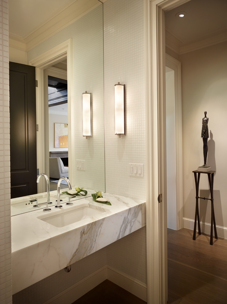 Exemple d'une salle de bain tendance avec un lavabo encastré, un carrelage blanc, mosaïque, un mur beige et un sol en bois brun.