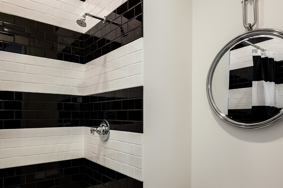 Cette image montre une salle de bain style shabby chic de taille moyenne avec un carrelage noir et blanc, un carrelage métro et un mur blanc.