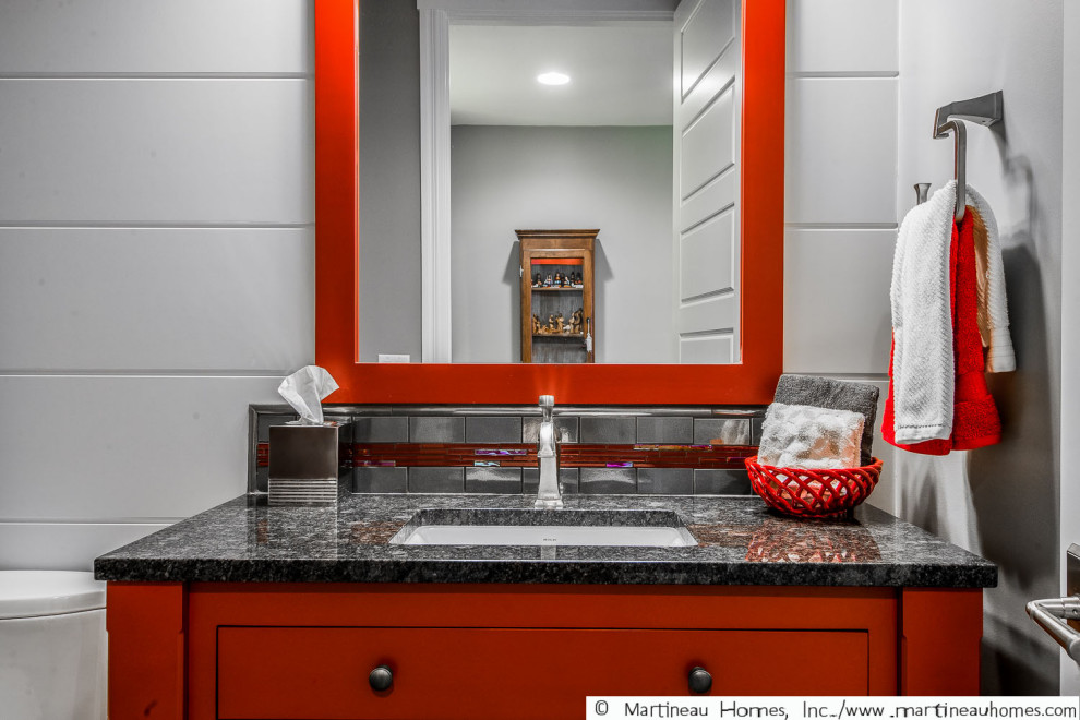 На фото: ванная комната среднего размера в классическом стиле с плоскими фасадами, красными фасадами, раздельным унитазом, красной плиткой, белыми стенами, душевой кабиной, врезной раковиной, столешницей из гранита, черной столешницей, тумбой под одну раковину, встроенной тумбой и панелями на стенах