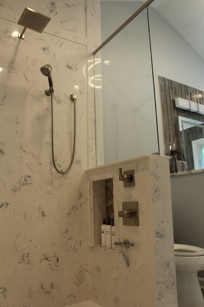 Источник вдохновения для домашнего уюта: ванная комната в стиле модернизм с серой плиткой, стеклянной плиткой, серыми стенами, полом из керамической плитки, серым полом и серой столешницей