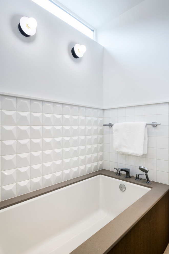 Idée de décoration pour une douche en alcôve principale minimaliste de taille moyenne avec un placard à porte plane, des portes de placard marrons, une baignoire en alcôve, WC à poser, un carrelage gris, des carreaux de céramique, un mur blanc, un sol en carrelage de porcelaine, un lavabo encastré, un plan de toilette en quartz modifié, un sol gris, une cabine de douche à porte battante, un plan de toilette gris, des toilettes cachées, meuble double vasque et meuble-lavabo encastré.