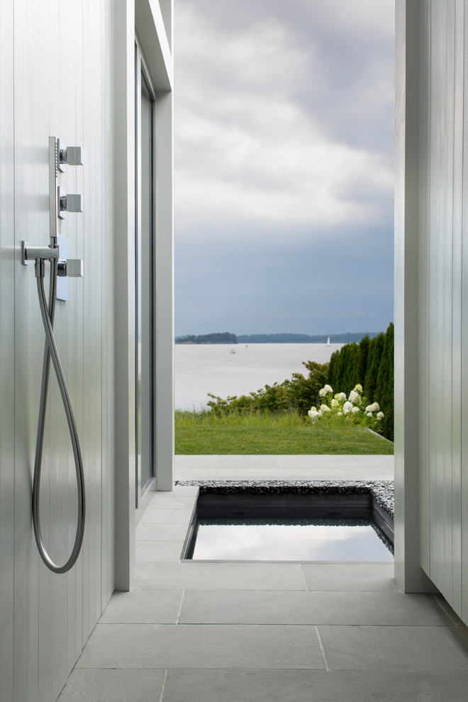 Пример оригинального дизайна: ванная комната в морском стиле с открытым душем и открытым душем