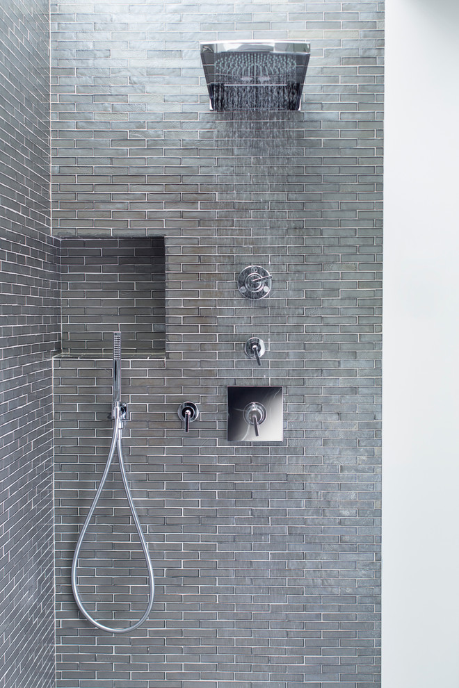 Источник вдохновения для домашнего уюта: ванная комната в морском стиле с серой плиткой