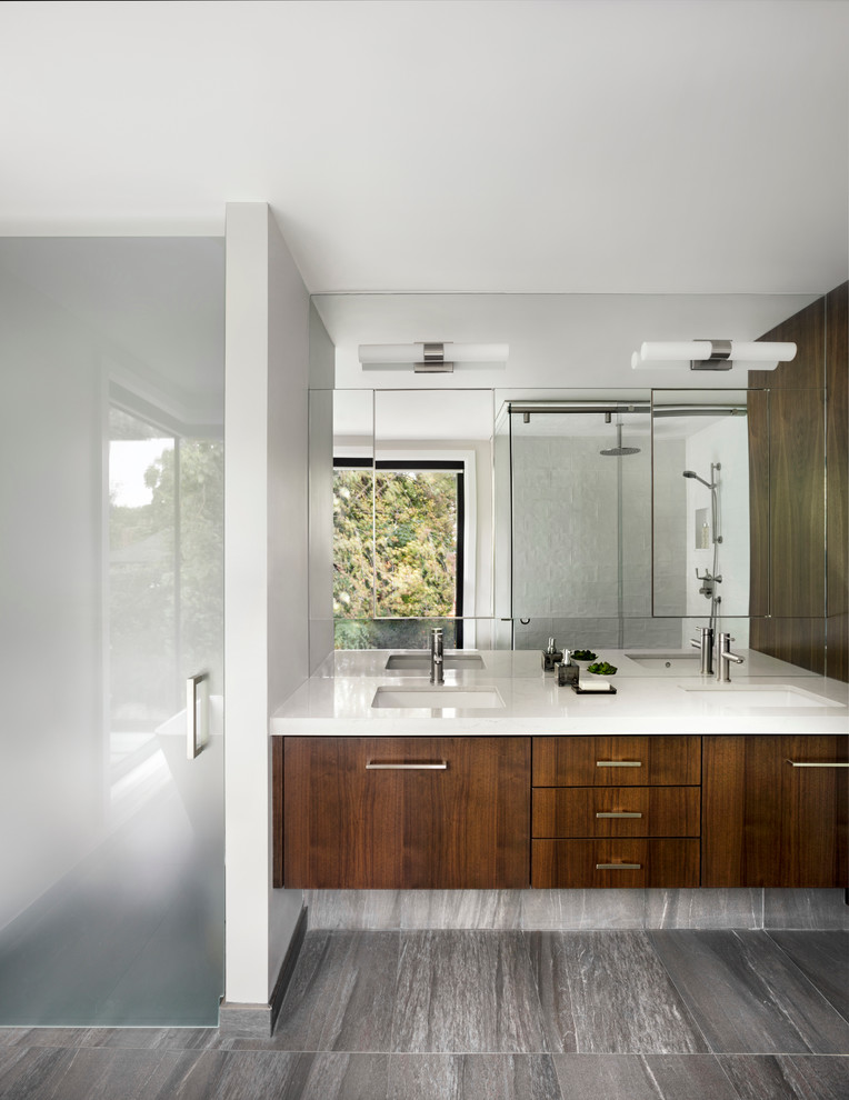 Modernes Badezimmer En Suite mit flächenbündigen Schrankfronten, dunklen Holzschränken, bodengleicher Dusche, weißer Wandfarbe und Unterbauwaschbecken in Toronto