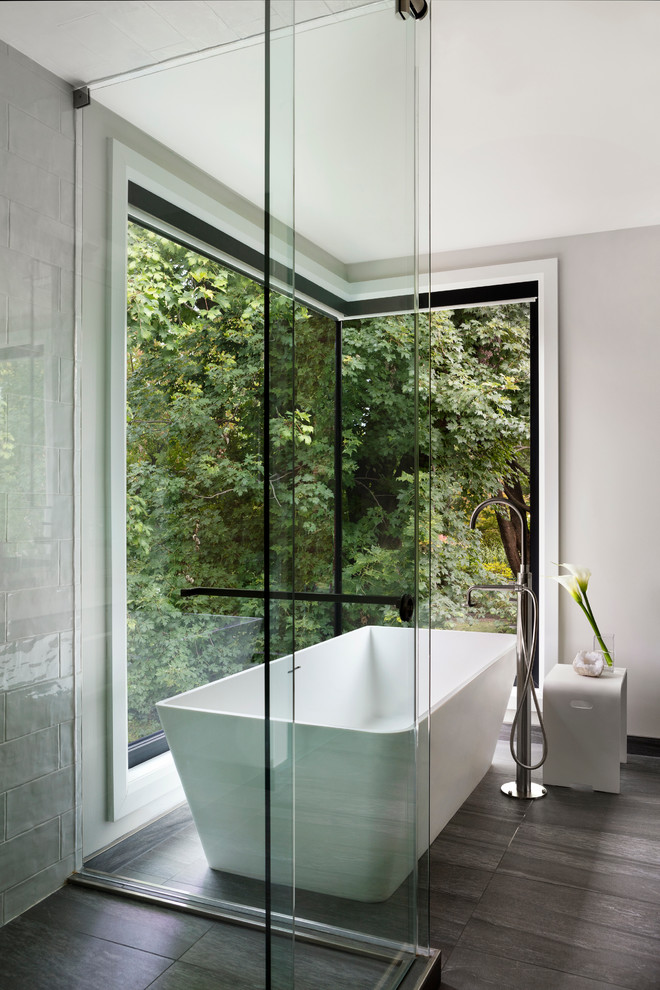 Modernes Badezimmer En Suite mit freistehender Badewanne und grauer Wandfarbe in Toronto