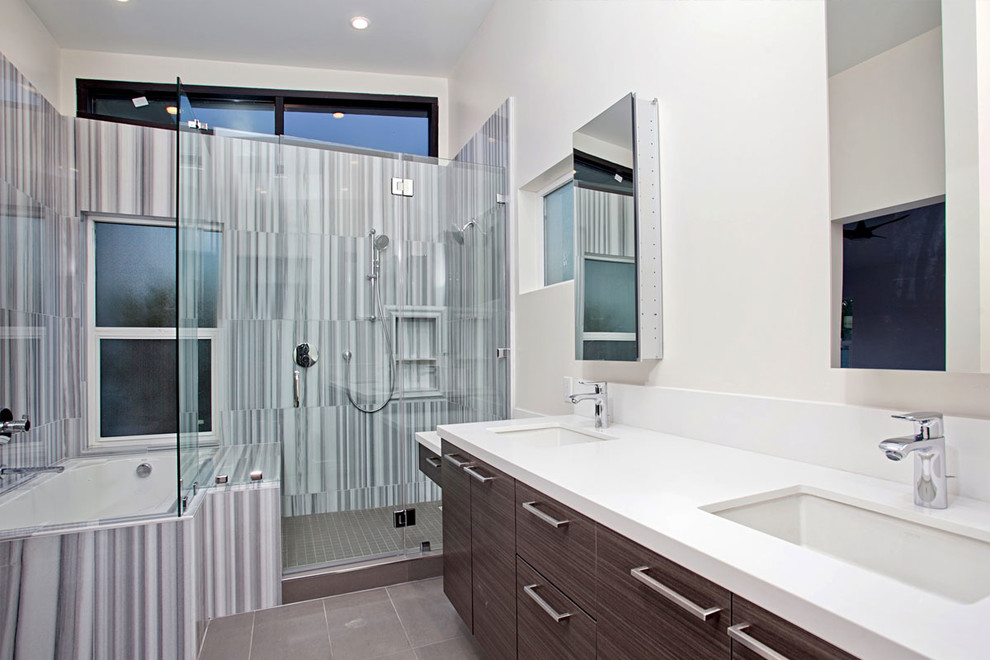 Diseño de cuarto de baño contemporáneo grande con lavabo bajoencimera, puertas de armario de madera en tonos medios, paredes blancas y suelo de baldosas de cerámica