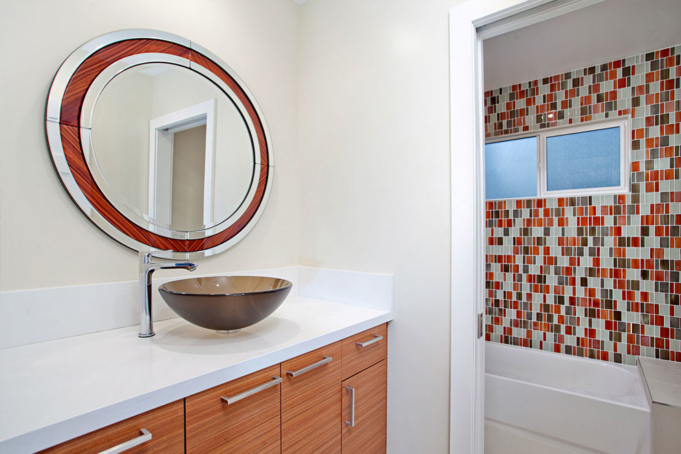 Источник вдохновения для домашнего уюта: ванная комната среднего размера в стиле ретро с настольной раковиной, плоскими фасадами, фасадами цвета дерева среднего тона, оранжевой плиткой и зелеными стенами
