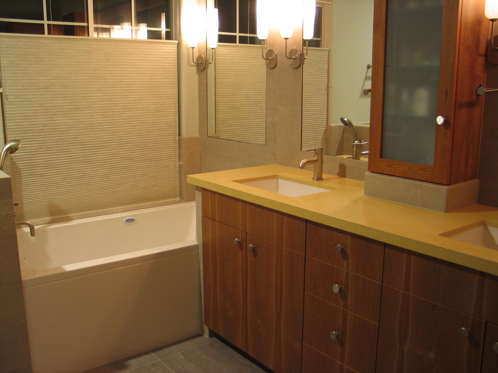 Foto di una stanza da bagno contemporanea con ante lisce, ante in legno scuro, vasca ad alcova, top giallo e due lavabi