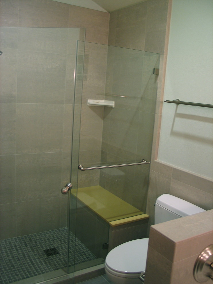 Foto di una stanza da bagno minimal con ante lisce, ante in legno scuro, top giallo e due lavabi