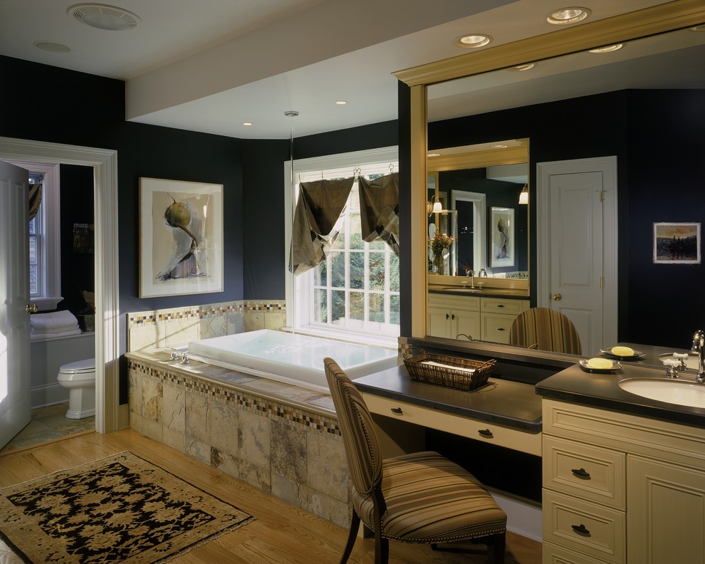 Foto di una stanza da bagno chic con lavabo sottopiano, ante con riquadro incassato, ante beige, vasca da incasso e piastrelle beige