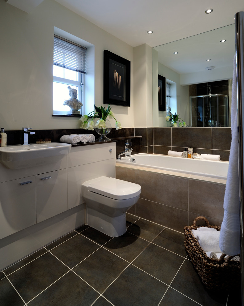 На фото: главная ванная комната в стиле неоклассика (современная классика) с настольной раковиной, плоскими фасадами, белыми фасадами, накладной ванной, унитазом-моноблоком и серой плиткой с