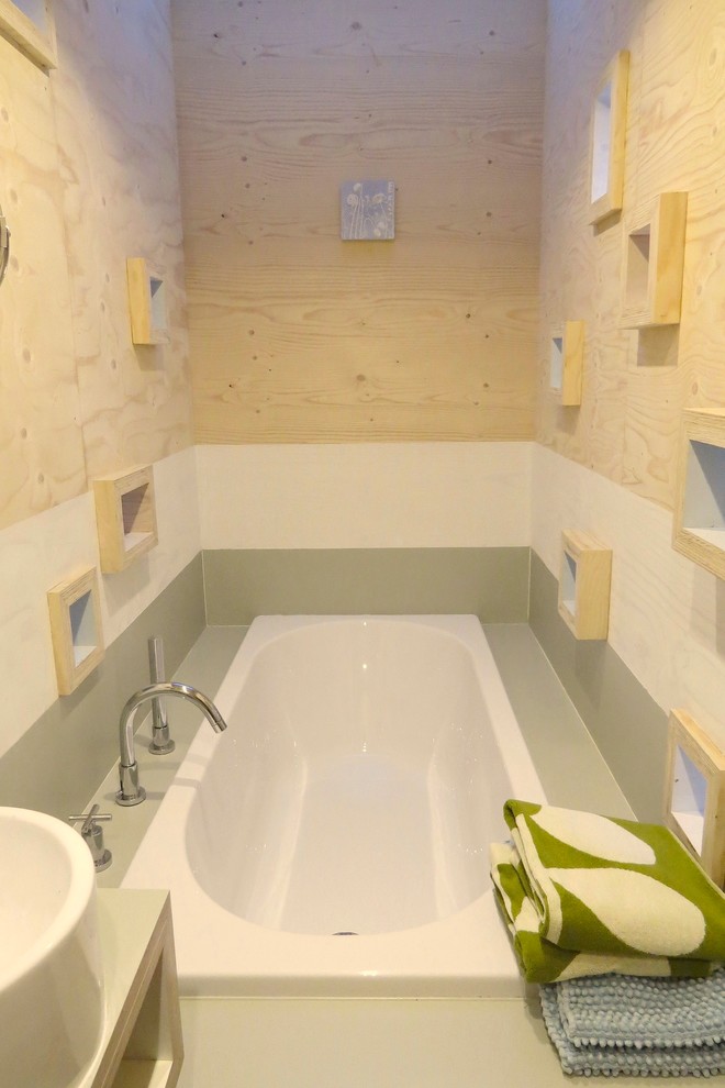 Inspiration pour une petite salle de bain design.