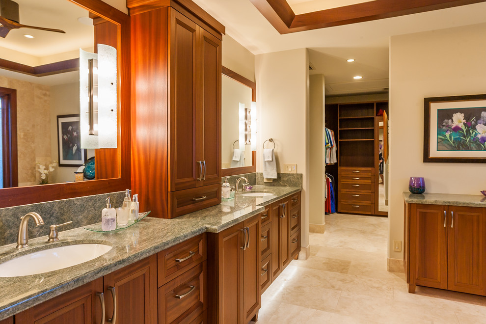 Exempel på ett stort exotiskt en-suite badrum, med skåp i shakerstil, ett fristående badkar, en öppen dusch, beige kakel, travertinkakel, travertin golv, med dusch som är öppen, skåp i mellenmörkt trä, beige väggar, ett undermonterad handfat, bänkskiva i kvarts och beiget golv