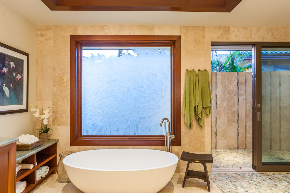 Exotisk inredning av ett stort en-suite badrum, med ett fristående badkar, en öppen dusch, beige kakel, travertinkakel, travertin golv och med dusch som är öppen