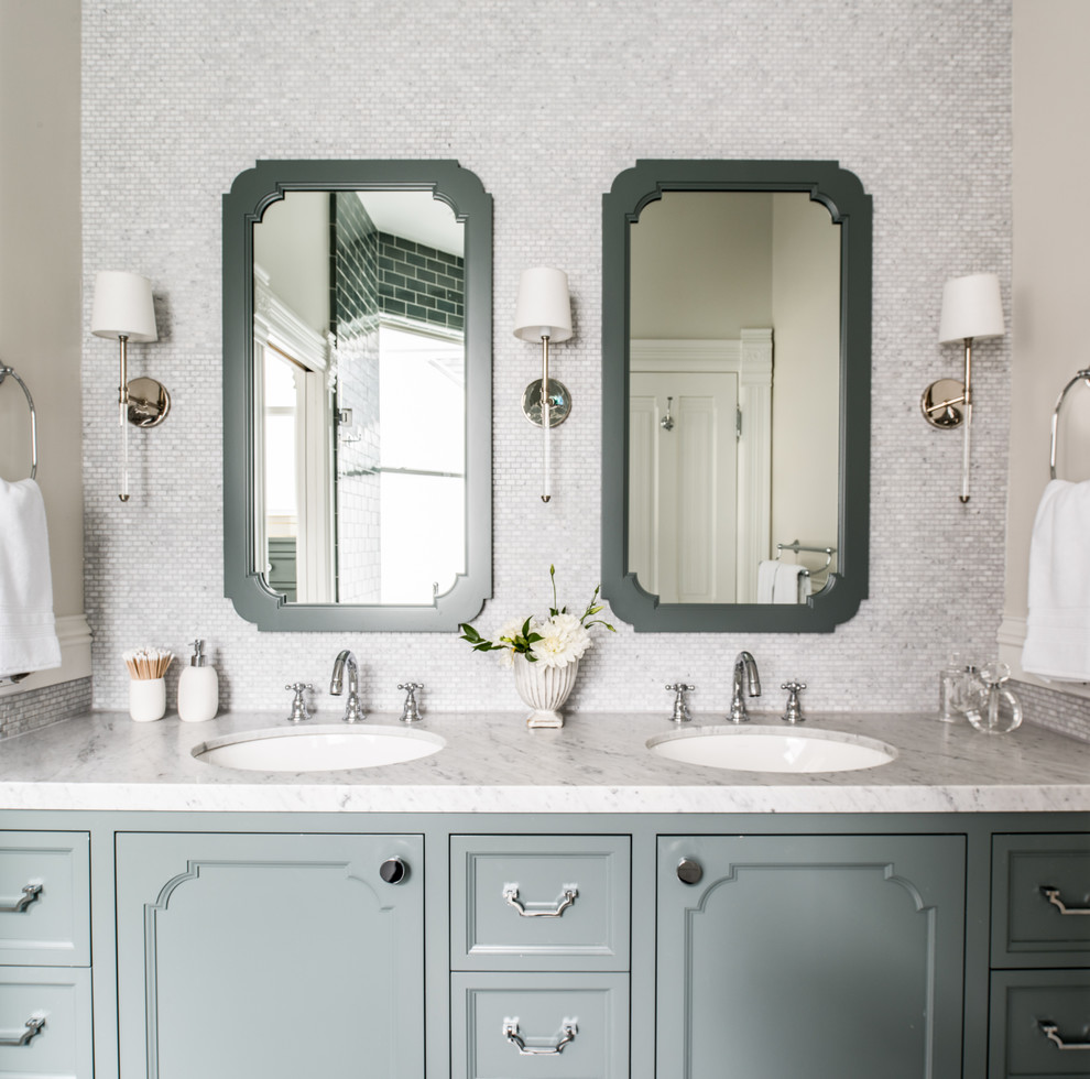Пример оригинального дизайна: главная ванная комната в классическом стиле с фасадами с утопленной филенкой, серыми фасадами, врезной раковиной и белой столешницей