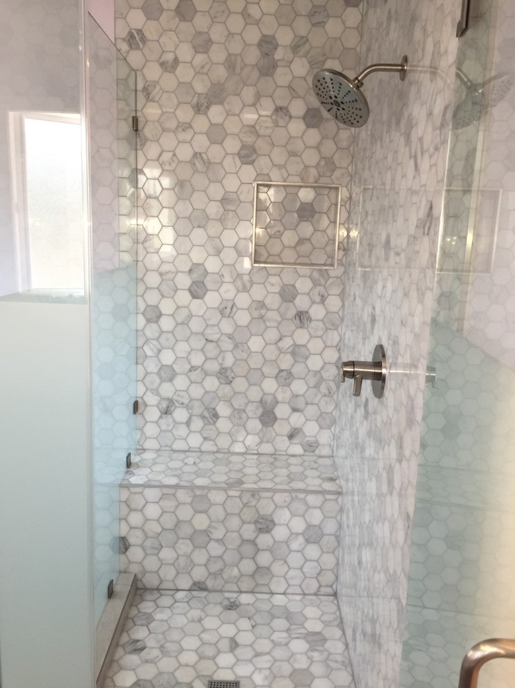 Exempel på ett stort modernt grå grått en-suite badrum, med grå skåp, ett fristående badkar, en hörndusch, grå kakel, vit kakel, ett undermonterad handfat, möbel-liknande, en toalettstol med hel cisternkåpa, rosa väggar, grått golv, dusch med gångjärnsdörr, marmorkakel, mellanmörkt trägolv och bänkskiva i kvartsit