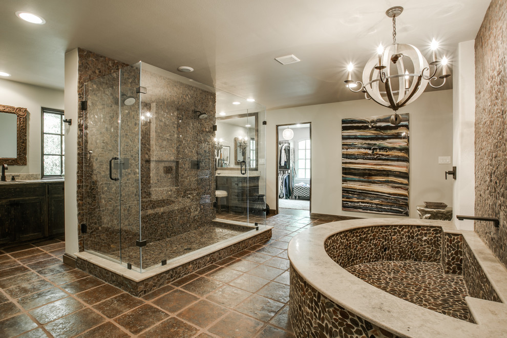 Пример оригинального дизайна: большая ванная комната в средиземноморском стиле с врезной раковиной, фасадами в стиле шейкер, искусственно-состаренными фасадами, бежевой плиткой, галечной плиткой, бежевыми стенами, полновстраиваемой ванной и двойным душем
