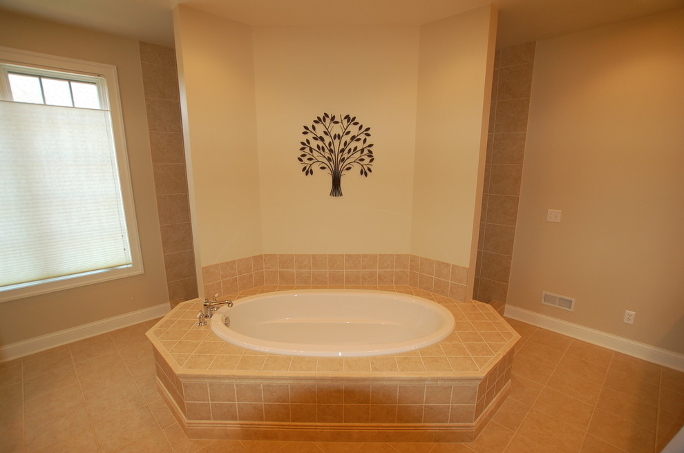 На фото: большая главная ванная комната в современном стиле с гидромассажной ванной, открытым душем, унитазом-моноблоком, коричневой плиткой, керамической плиткой, бежевыми стенами и полом из керамической плитки