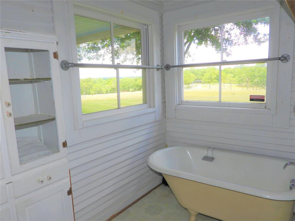 Inspiration för ett litet lantligt en-suite badrum, med ett badkar med tassar, ett piedestal handfat, vita väggar, linoleumgolv och grönt golv