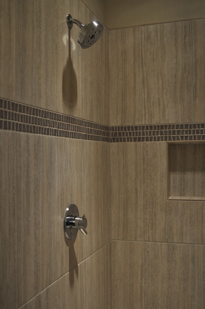 Foto di una grande sauna contemporanea con lavabo sottopiano, ante in legno bruno, top piastrellato, piastrelle in gres porcellanato, pareti grigie, pavimento in gres porcellanato, ante lisce, vasca da incasso e piastrelle grigie