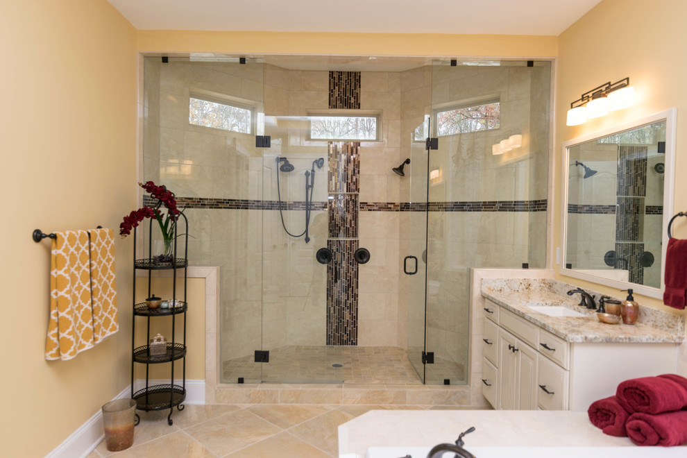 Inredning av ett klassiskt mellanstort en-suite badrum, med luckor med upphöjd panel, vita skåp, ett platsbyggt badkar, en dusch i en alkov, beige kakel, brun kakel, keramikplattor, gula väggar, klinkergolv i keramik, ett undermonterad handfat och granitbänkskiva