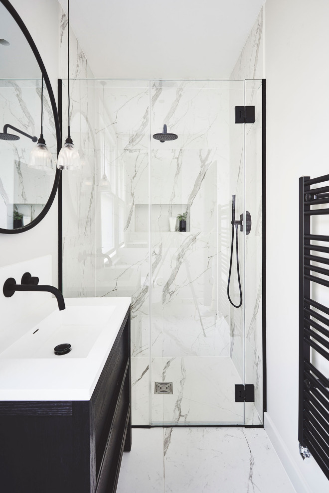 Diseño de cuarto de baño contemporáneo con puertas de armario negras, ducha empotrada, baldosas y/o azulejos grises, baldosas y/o azulejos blancos, paredes blancas, aseo y ducha, lavabo integrado, encimera de acrílico, suelo blanco, encimeras blancas y armarios con paneles lisos