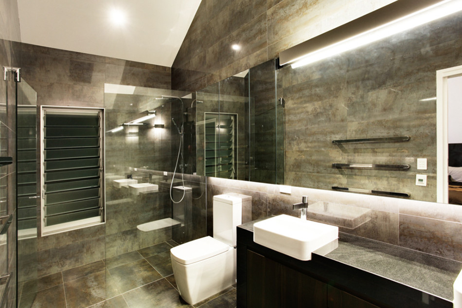 Пример оригинального дизайна: большая главная ванная комната в современном стиле с плоскими фасадами, черными фасадами, открытым душем, унитазом-моноблоком, серой плиткой, керамической плиткой, серыми стенами, полом из керамической плитки, настольной раковиной, мраморной столешницей, серым полом, душем с распашными дверями и зеленой столешницей