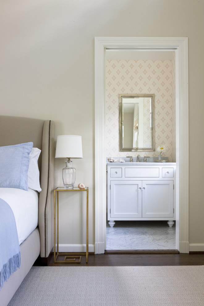 Mittelgroßes Klassisches Badezimmer En Suite mit Schrankfronten mit vertiefter Füllung, weißen Schränken und bunten Wänden in Washington, D.C.
