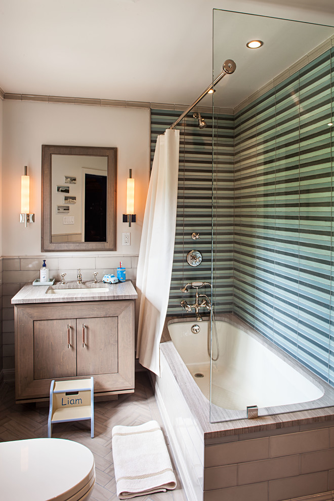 Идея дизайна: ванная комната: освещение в стиле неоклассика (современная классика) с светлыми деревянными фасадами, ванной в нише, душем над ванной, синей плиткой и удлиненной плиткой