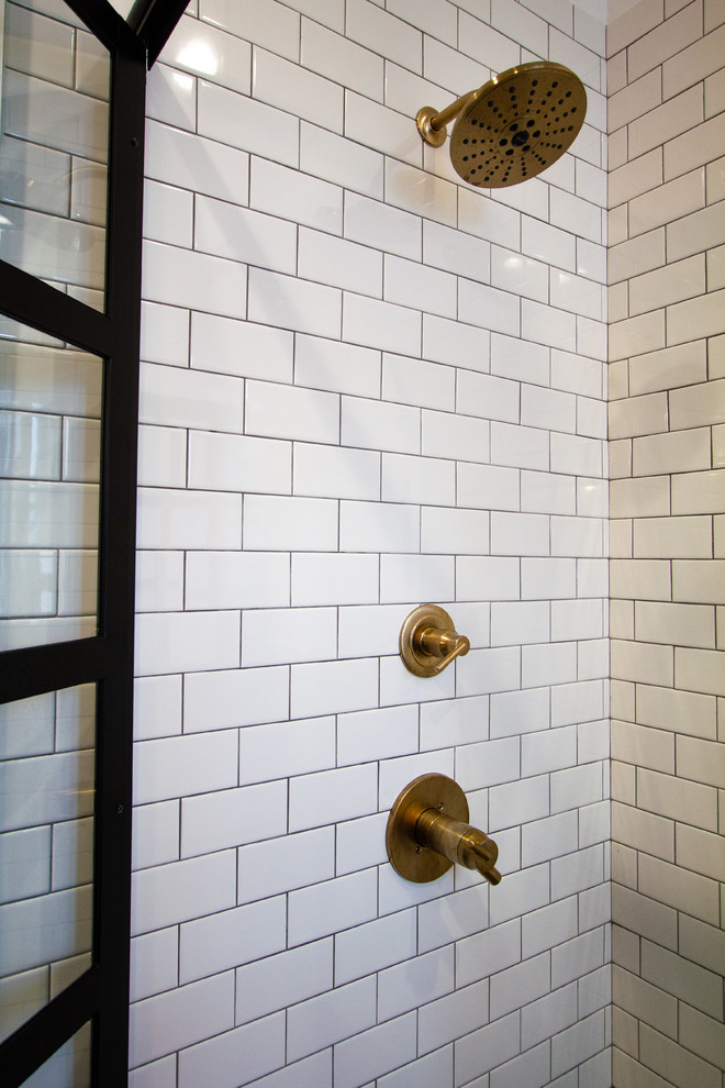 Стильный дизайн: огромная главная ванная комната в стиле фьюжн с фасадами с утопленной филенкой, белыми фасадами, двойным душем, раздельным унитазом, разноцветной плиткой, цементной плиткой, белыми стенами, полом из керамогранита, врезной раковиной, столешницей из кварцита, коричневым полом, душем с распашными дверями и бежевой столешницей - последний тренд