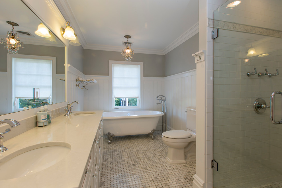 Idéer för ett stort modernt badrum, med luckor med infälld panel, vita skåp, ett badkar med tassar, en dusch i en alkov, en toalettstol med hel cisternkåpa, vita väggar, ett undermonterad handfat, bänkskiva i kvartsit, beige kakel, grå kakel, vit kakel, porslinskakel, mosaikgolv, flerfärgat golv och dusch med gångjärnsdörr
