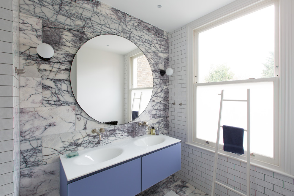 Inredning av ett minimalistiskt stort vit vitt en-suite badrum, med släta luckor, lila skåp, våtrum, en vägghängd toalettstol, vit kakel, tunnelbanekakel, vita väggar, marmorgolv, ett integrerad handfat, bänkskiva i kvarts, lila golv och med dusch som är öppen