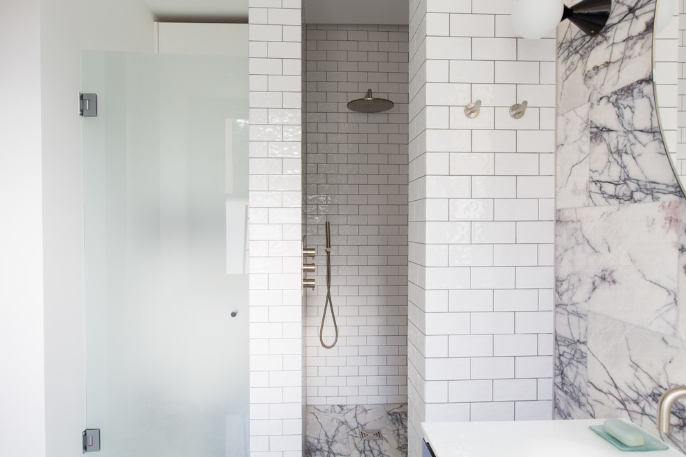 Inspiration för ett stort funkis vit vitt en-suite badrum, med släta luckor, lila skåp, våtrum, en vägghängd toalettstol, vit kakel, mosaik, vita väggar, marmorgolv, ett integrerad handfat, bänkskiva i kvarts, lila golv och med dusch som är öppen