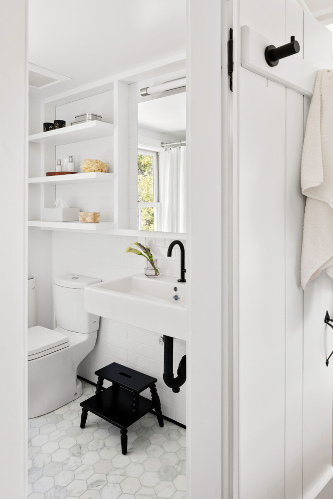Идея дизайна: главная ванная комната в стиле кантри с белыми стенами, полом из мозаичной плитки, шторкой для ванной, тумбой под одну раковину, раздельным унитазом, белой плиткой, плиткой кабанчик, подвесной раковиной и серым полом